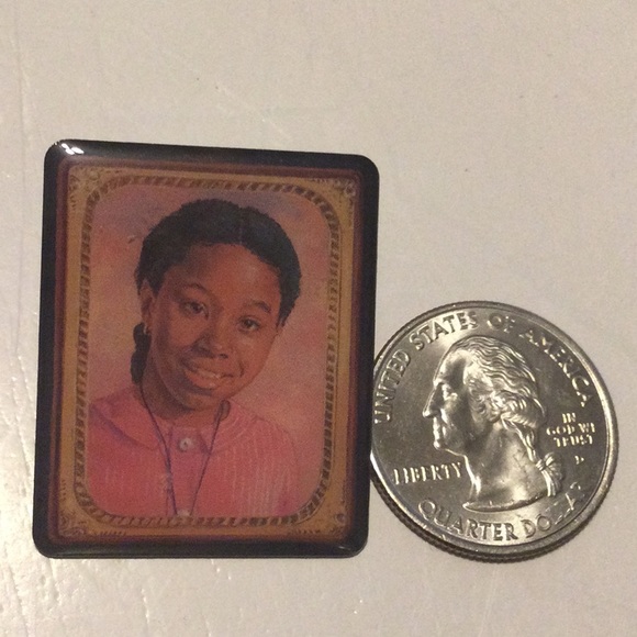 American Girls choker and 8 pins - Picture 6 of 15